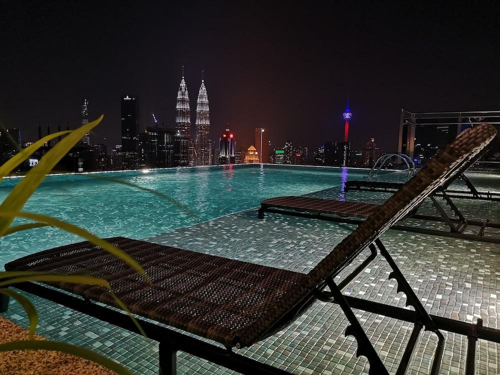 Expressionz Professional Suites By Mykey Kuala Lumpur Exterior foto The swimming pool at the rooftop of Traders Hotel