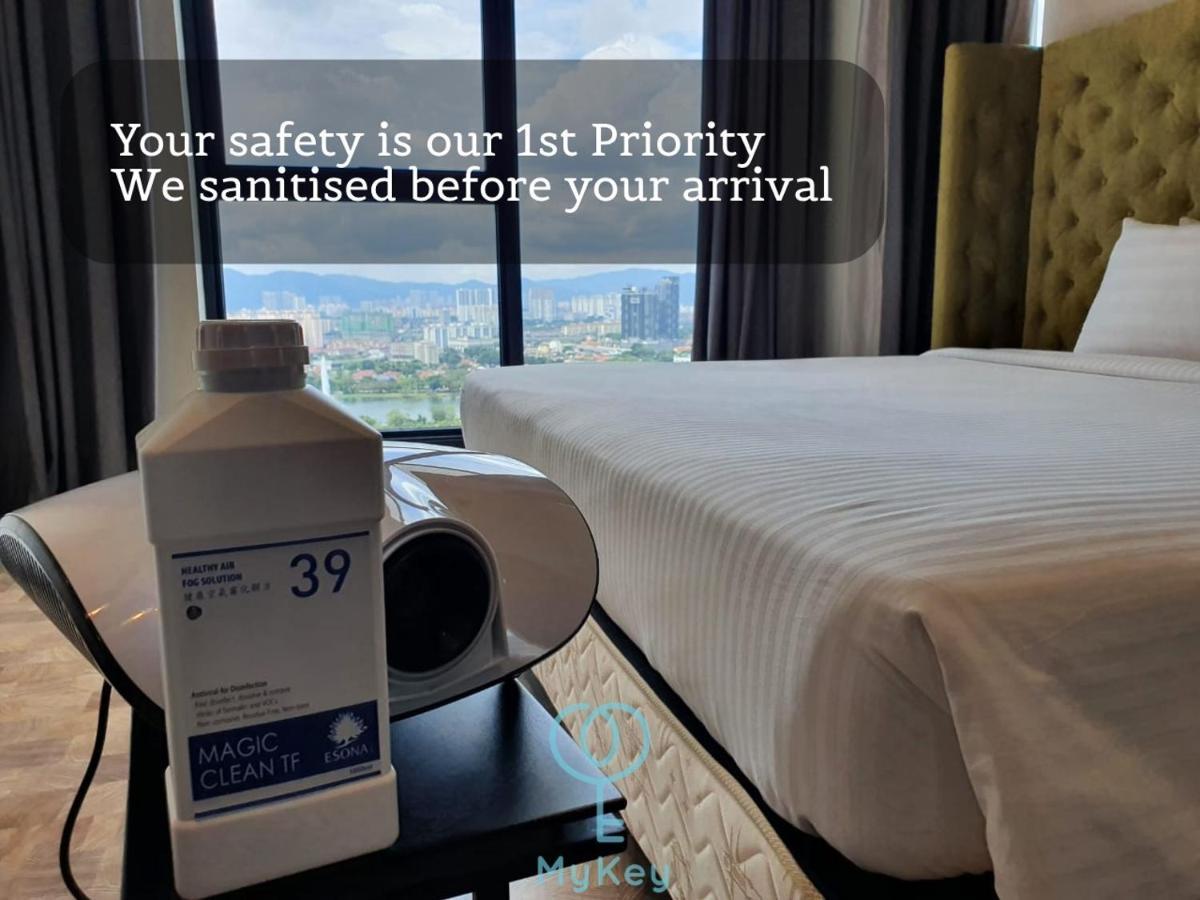 Expressionz Professional Suites By Mykey Kuala Lumpur Exterior foto A hotel room in Malaysia with a bottle of hand sanitizer