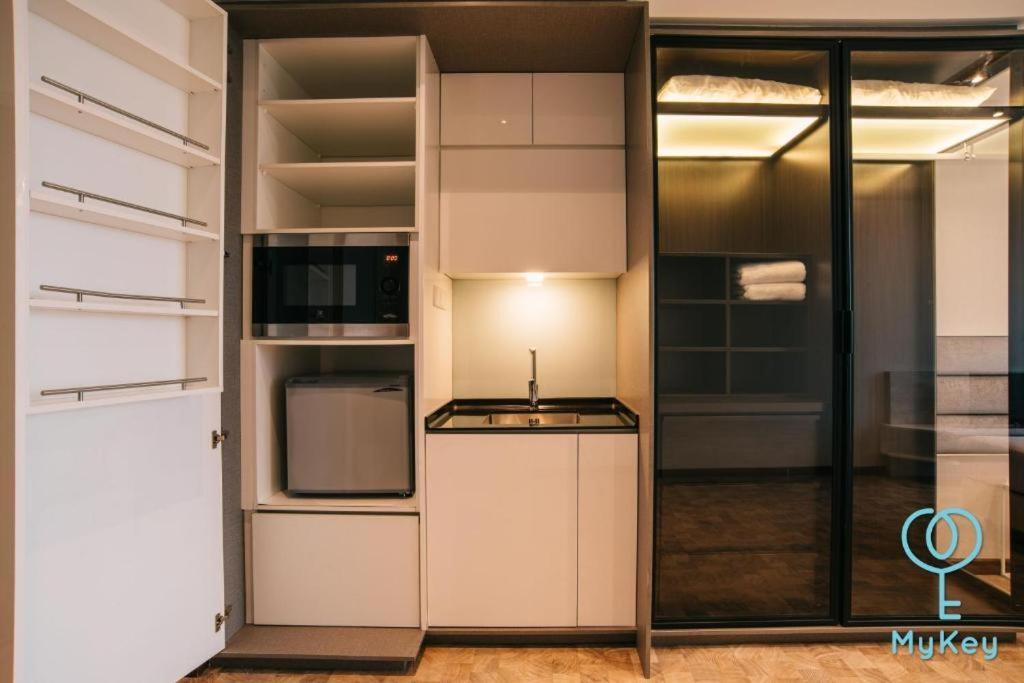 Expressionz Professional Suites By Mykey Kuala Lumpur Exterior foto A kitchenette in a hotel