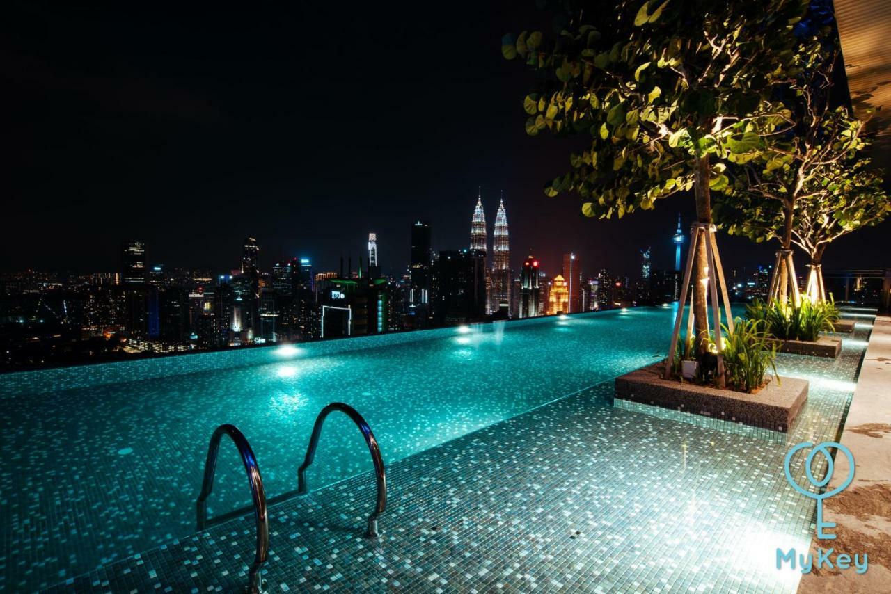 Expressionz Professional Suites By Mykey Kuala Lumpur Zimmer foto Infinity pool at the top of the tower