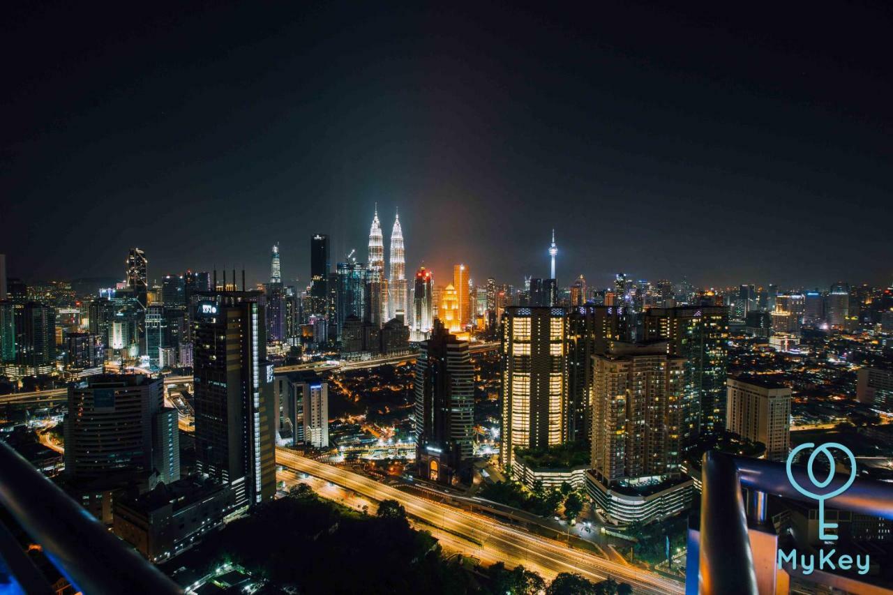 Expressionz Professional Suites By Mykey Kuala Lumpur Exterior foto Kuala Lumpur skyline at night
