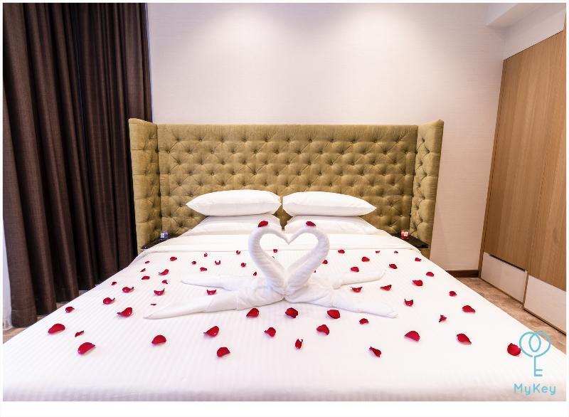 Expressionz Professional Suites By Mykey Kuala Lumpur Exterior foto A bed with rose petals